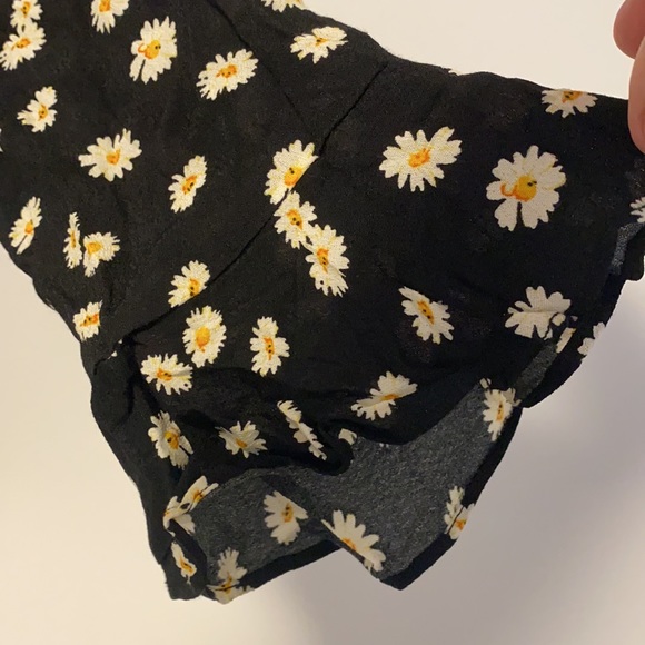 SOLD Daisy patterned Forever 21 floral long sleeve Blouse size Large - Picture 7 of 7